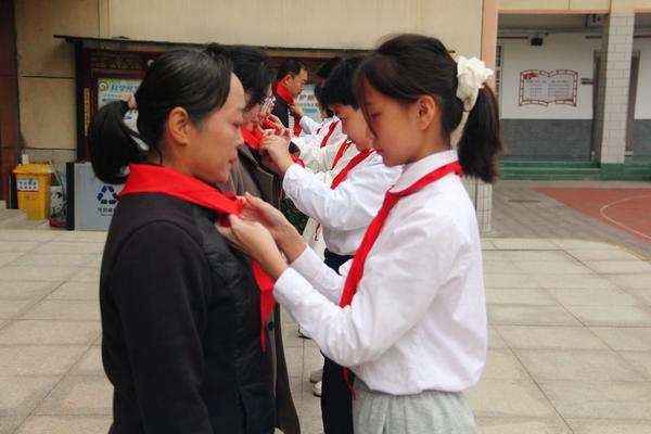 学生代表为中队辅导员佩戴红领巾 学生代表为中队辅导员佩戴红领巾